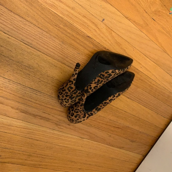 Beautiful Leopard Heels - Picture 4 of 4